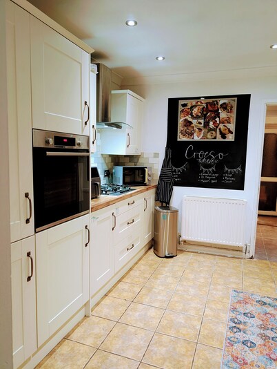 Ty Hiraeth 

A Charming Stay Steps Away from Caerphilly Castle!