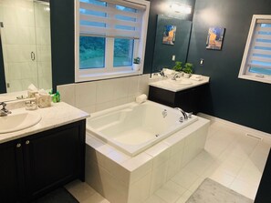 Een haardroger, handdoeken, zeep, toiletpapier