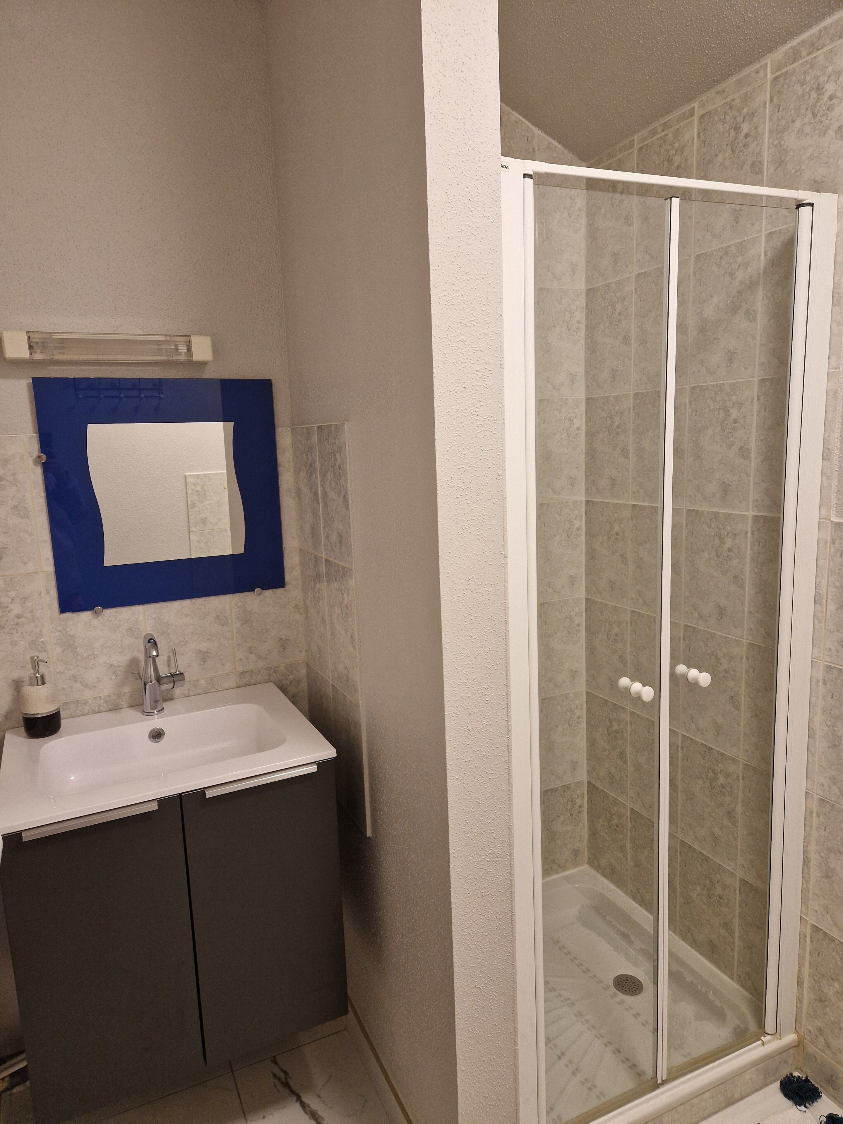 Bruser, hårtørrer, håndklæder, Toiletpapir