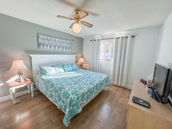 3 bedrooms, free WiFi, bed sheets, wheelchair access - Zena's Penticton Beach Cottage (Penticton)