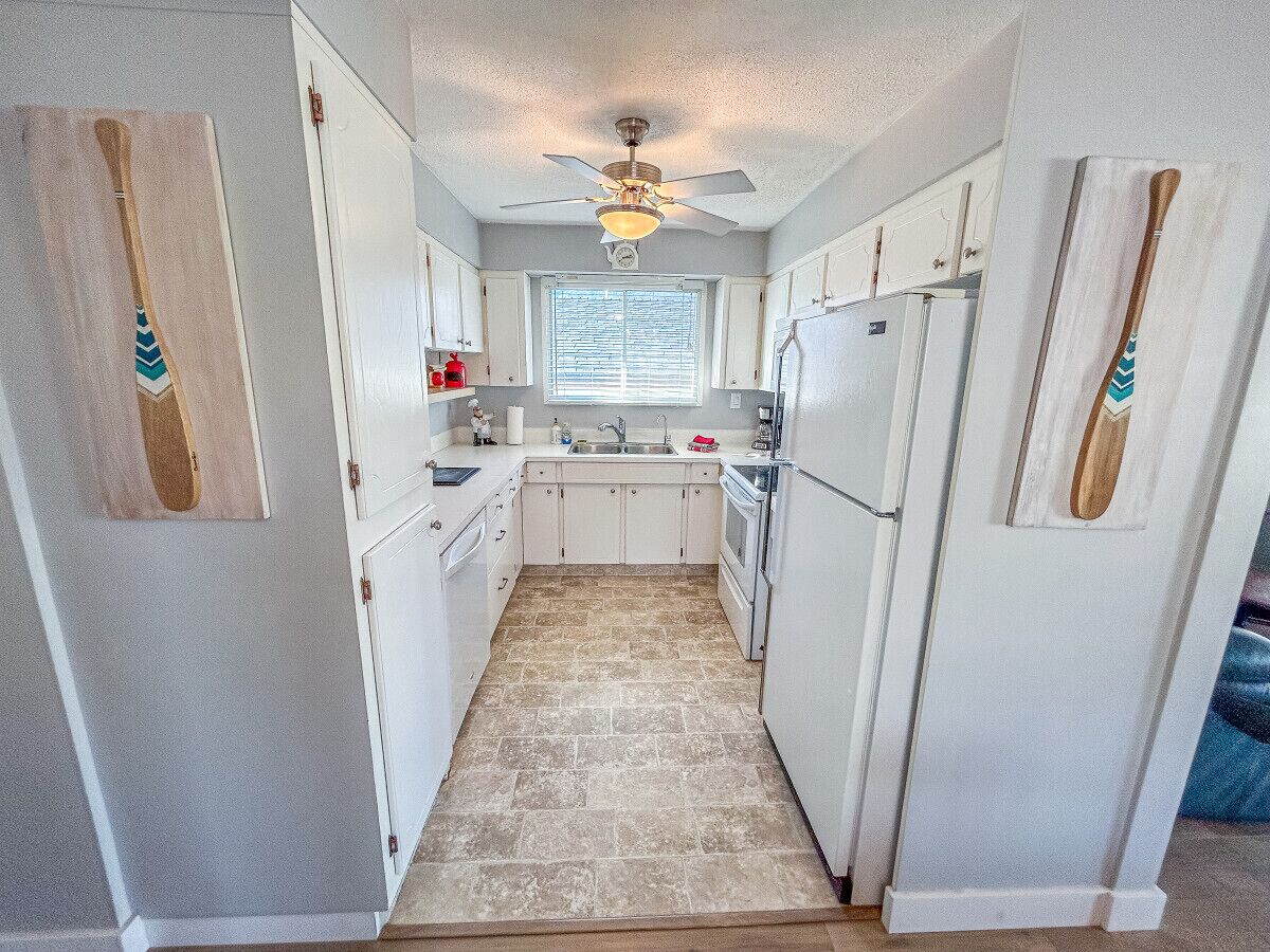 Réfrigérateur, four, lave-vaisselle, cafetière/bouilloire