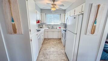 Réfrigérateur, four, lave-vaisselle, cafetiÚre/bouilloire