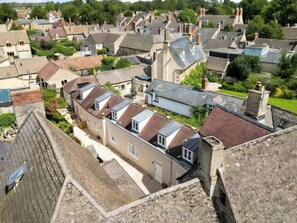 A residential area with multiple houses, some with sloped roofs and others with flat roofs, surrounded by greenery. - 2 bedroom accommodation in Lechlade, The Cotswolds (Lechlade, The Cotswolds)