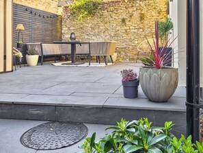 Outdoor dining - 2 bedroom accommodation in Lechlade, The Cotswolds (Lechlade, The Cotswolds)