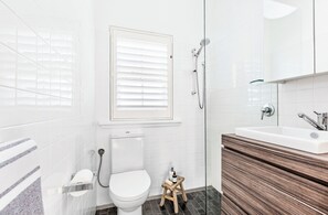 Dusj, hårføner, håndklær og såpe