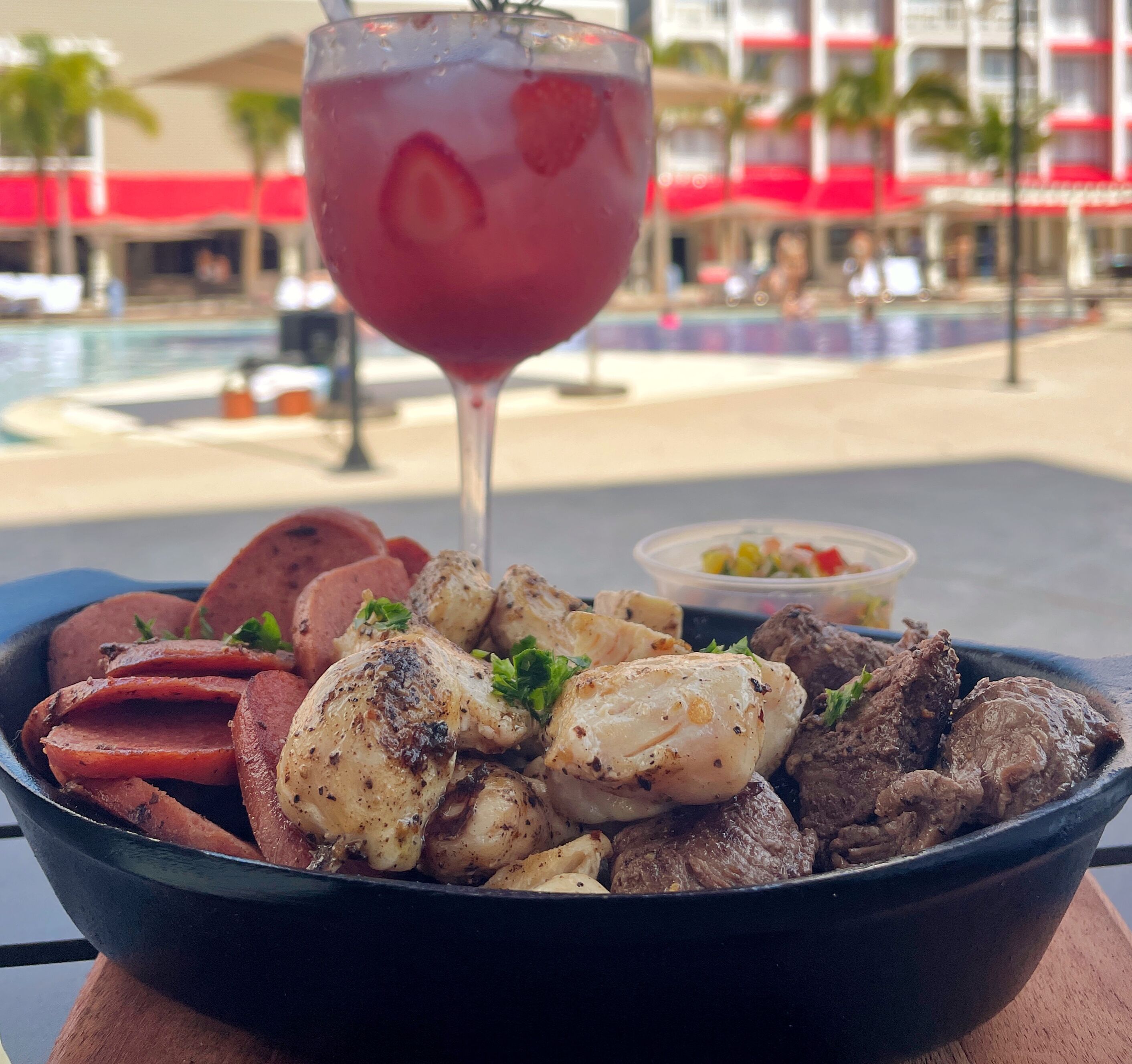 Un plato de comida con una bebida sobre una mesa.