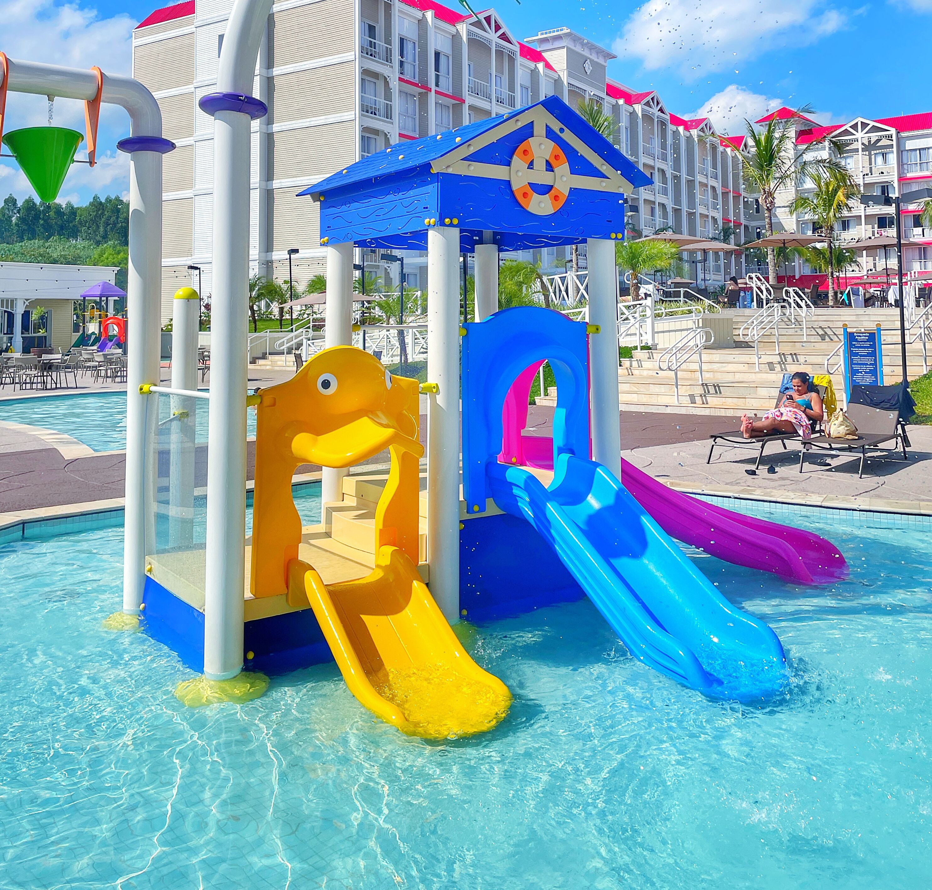 Piscina interna, 5 piscinas externas, guarda-sóis, espreguiçadeiras