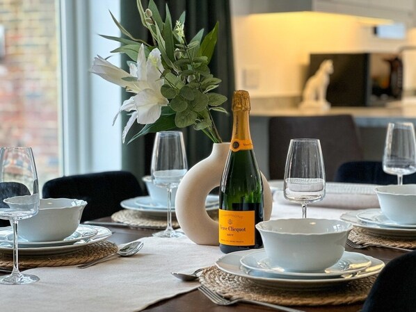 Dining - NEW Edwin Bing Mews | City Centre + FREE Parking (Canterbury)