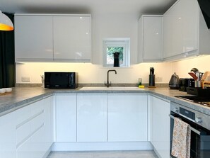Kühlschrank, Mikrowelle, Ofen, Herdplatte