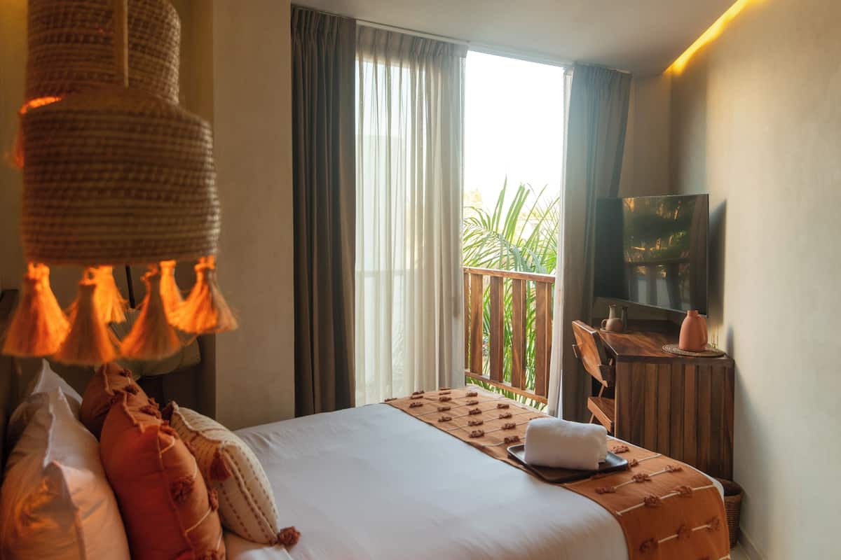 Standaard eenpersoonskamer, 1 tweepersoonsbed, balkon | Een minibar, een kluis op de kamer, individueel gedecoreerd, een bureau