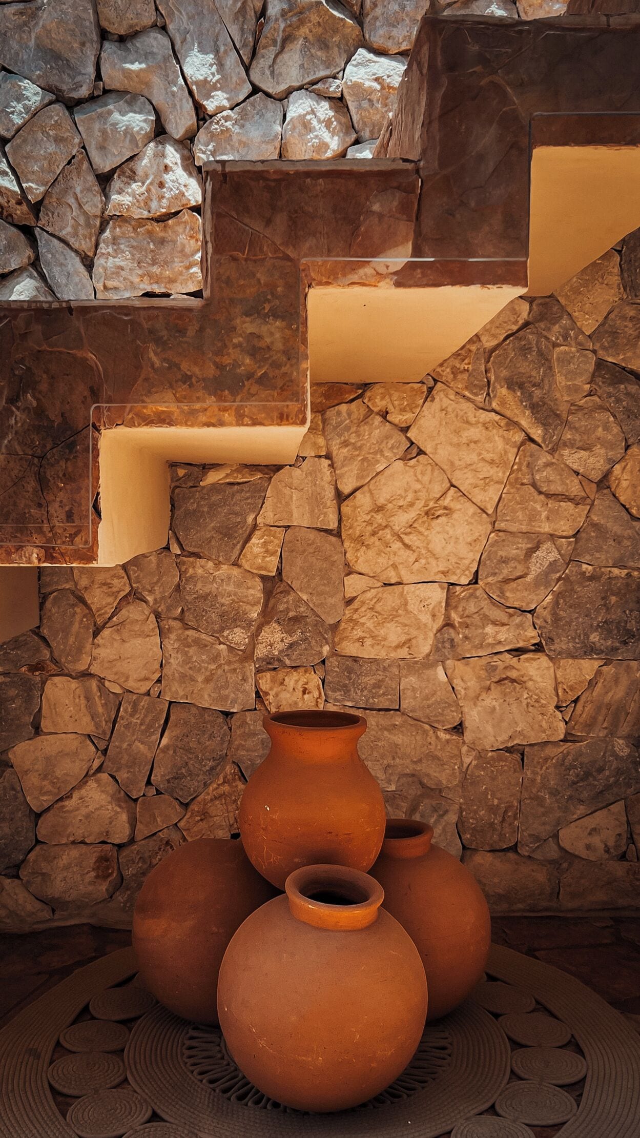 Un muro de piedra con un diseño rústico y terroso.