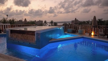 Outdoor pool, open 8:00 AM to 10:00 PM, pool umbrellas, sun loungers
