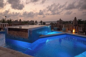 Outdoor pool, open 8:00 AM to 10:00 PM, pool umbrellas, sun loungers - Mantra Hotel Boutique (Brisas de Zicatela)