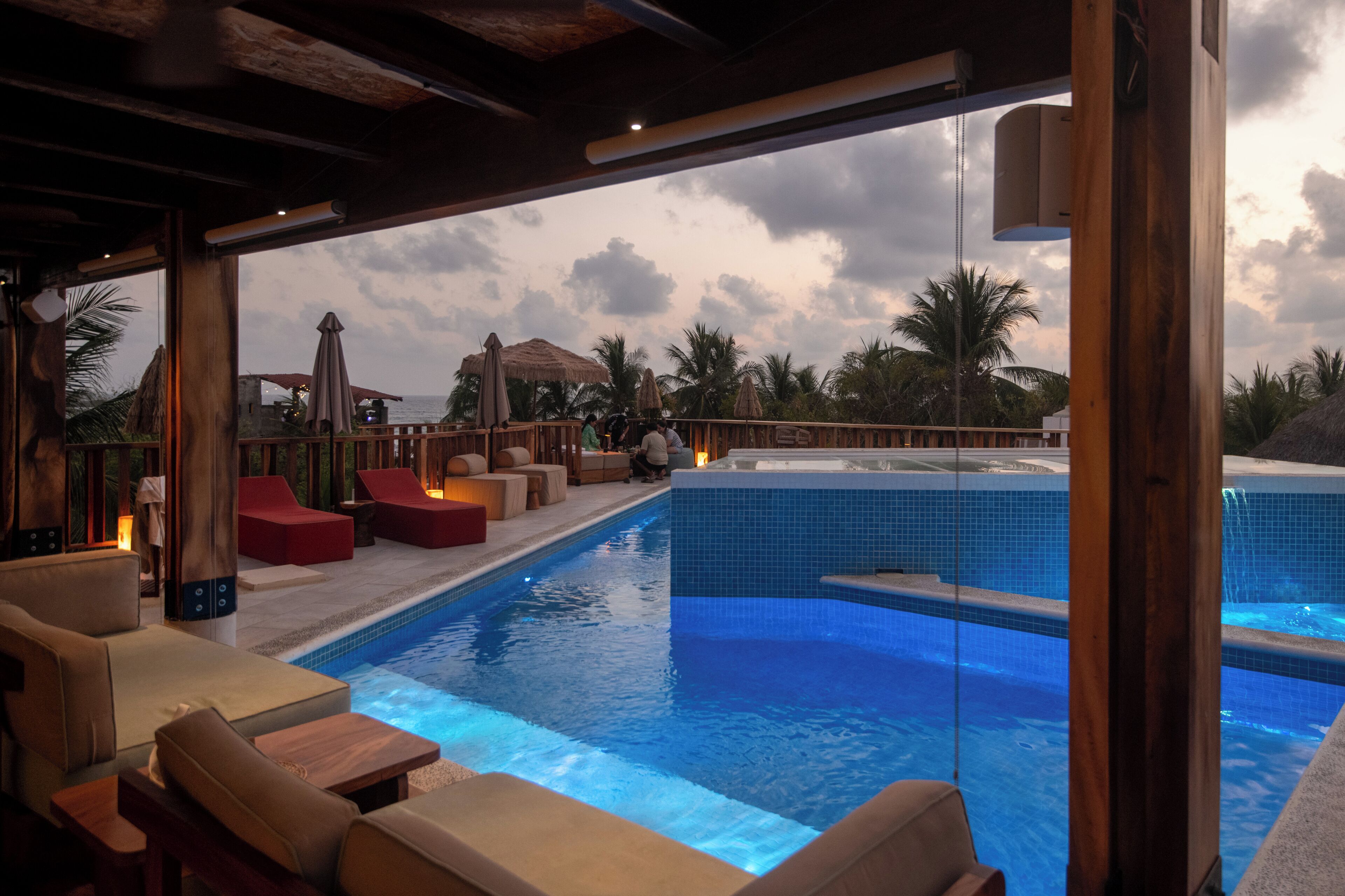 Ulkouima-allas avoinna 8.00–22.00, aurinkovarjoja, aurinkotuoleja