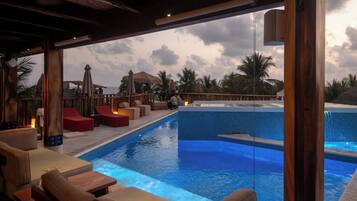 Piscina a l'aire lliure (horari: 08:00-22:00), para-sols i gandules