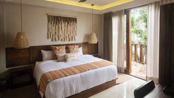 Habitació Comfort, 1 llit de matrimoni gran, balcó, vistes parcials a l'oceà | Minibar, caixa forta a l'habitació, decoració individual i escriptori