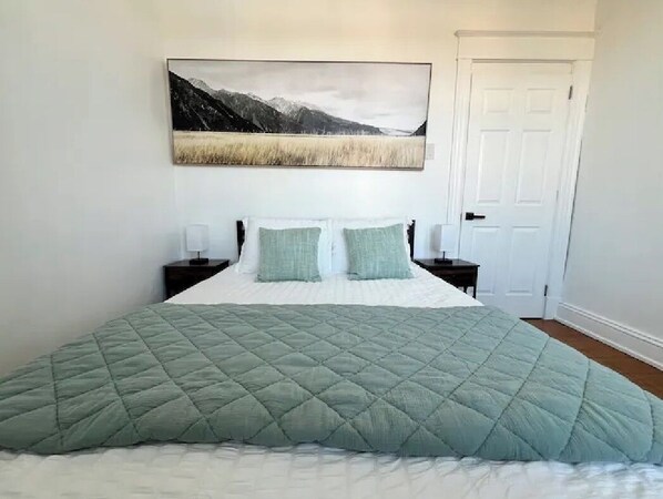 1 dormitorio, tabla de planchar con plancha, wifi y ropa de cama