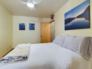 2 bedrooms, iron/ironing board, free WiFi, bed sheets