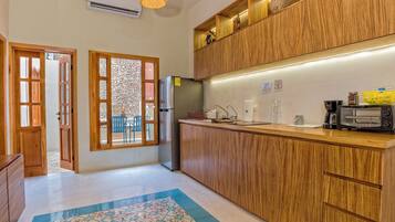 Fridge, microwave, stovetop, coffee/tea maker