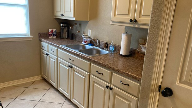 A kitchen with white cabinets, a double sink, and a granite countertop. - BestStays@King Bee. Large Groups OK.TVs in rooms
 (Tyler)