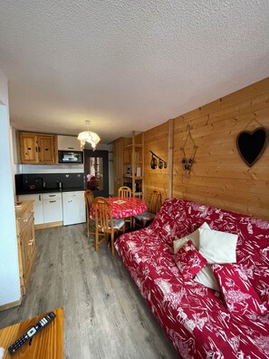 Living area - NEW, lovely apartment, renovated, ideal for a summer or winter stay. (Praz-sur-Arly)