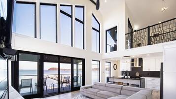 Smart-TV, Kamin, Videospiele, Tischfußball