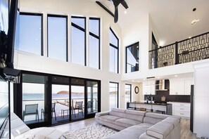 TV connectée, cheminée, jeux vidéo, baby-foot