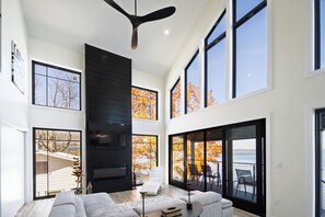 TV connectée, cheminée, jeux vidéo, baby-foot