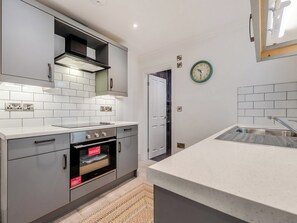 Dishwasher, cookware/dishes/utensils, dining tables