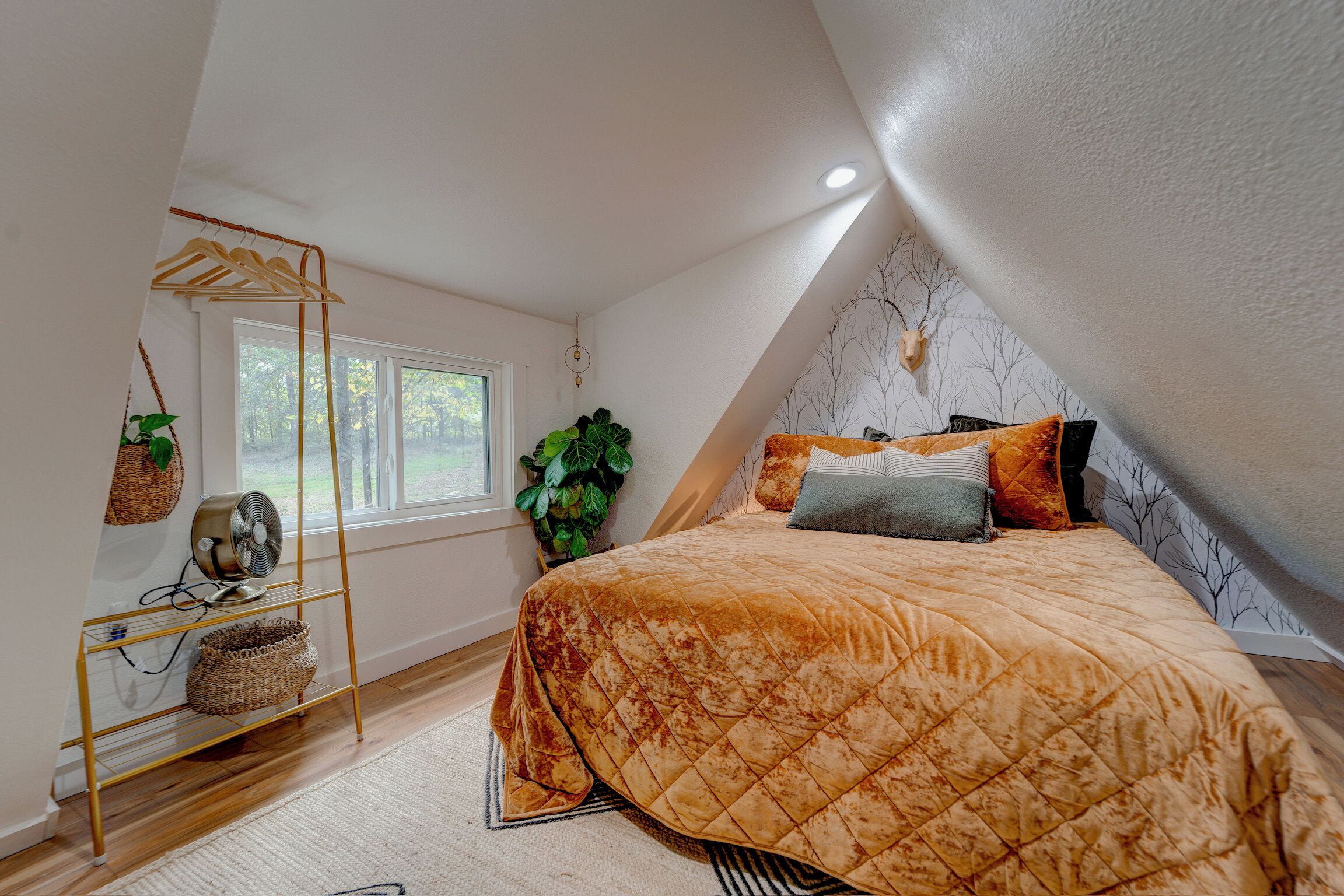 1 bedroom, bed sheets