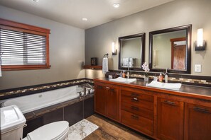 Shower, jetted bath, hair dryer, towels - Rainier Ranch & Poolside Escape (Enumclaw)