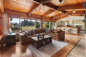 Smart TV, fireplace, books - Rainier Ranch & Poolside Escape (Enumclaw)