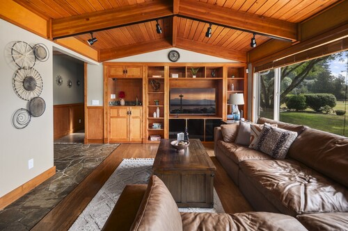 Rainier Ranch & Poolside Escape