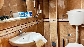 Habitación estándar, 1 cama doble | Baño | Ducha, secador de pelo, toallas y jabón