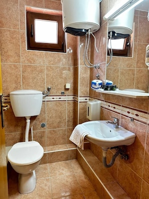 Quarto standard, 1 cama de casal | Banheiro | Chuveiro, secador de cabelo, toalhas de banho, sabonete