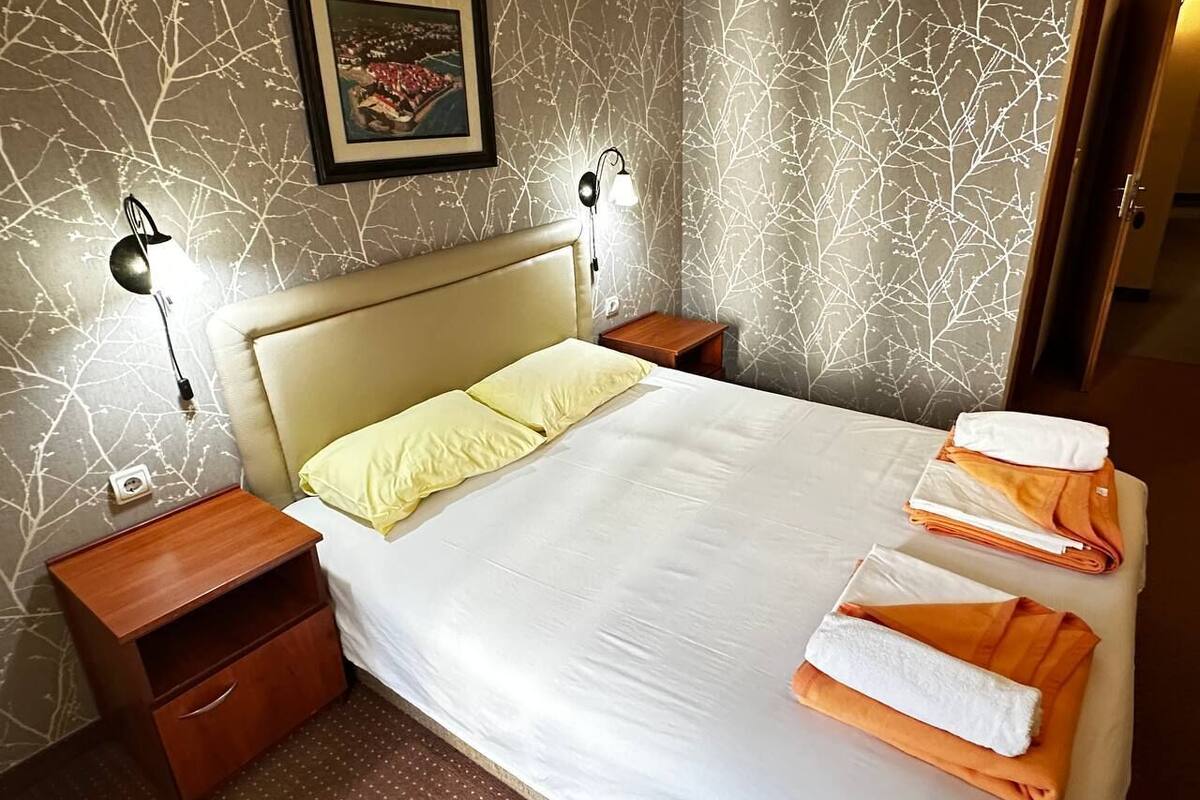 Standaard kamer, 1 tweepersoonsbed | Badkamer | Een douche, een haardroger, handdoeken, zeep