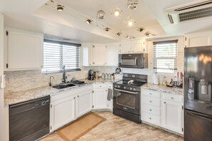 Fridge, microwave, oven, stovetop - 2 Mi to Lake Havasu & Dtwn: Home w/ Game Room! (Lake Havasu City)