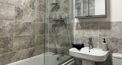 2 bedroom accommodation in Chinley