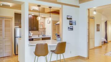 KylskÄp, mikrovÄgsugn, diskmaskin och kaffe- och tebryggare