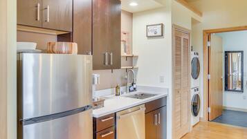 KylskÄp, mikrovÄgsugn, diskmaskin och kaffe- och tebryggare