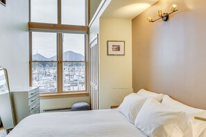 2 bedrooms, iron/ironing board, WiFi, bed sheets - Custom Harborside Loft In the Heart of Ketchikan (Ketchikan)