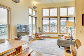 TV - Custom Harborside Loft In the Heart of Ketchikan (Ketchikan)