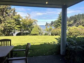 Outdoor dining - Mermaid Cove - Oceanfront Suite - 2BDRM - Kitchen (Nanoose Bay)
