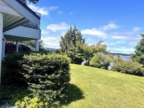 Property grounds - Mermaid Cove - Oceanfront Suite - 2BDRM - Kitchen (Nanoose Bay)