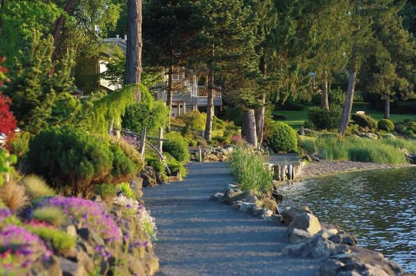 Property grounds - Mermaid Cove - OceanFront - 1BDRM (Nanoose Bay)