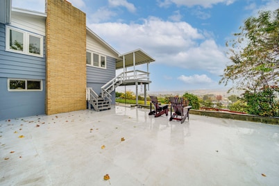 Hot Tub & Sweeping Views: Apt in Clarkston!