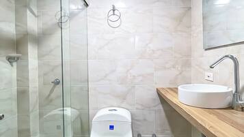 Appartement Standard, balcon, vue jardin | Salle de bain | Douche