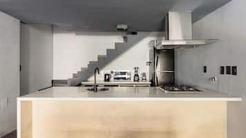 Microondas, horno, placa de cocina