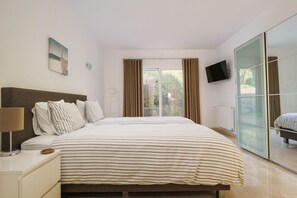 6 bedrooms, desk, iron/ironing board, WiFi