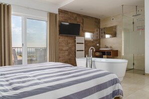 6 bedrooms, desk, iron/ironing board, WiFi